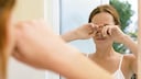 Frau reibt sich trockene Augen