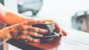 Frau trinkt Kaffee