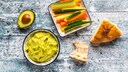 Avokado, Gemüsestick und Brot auf einem Tisch