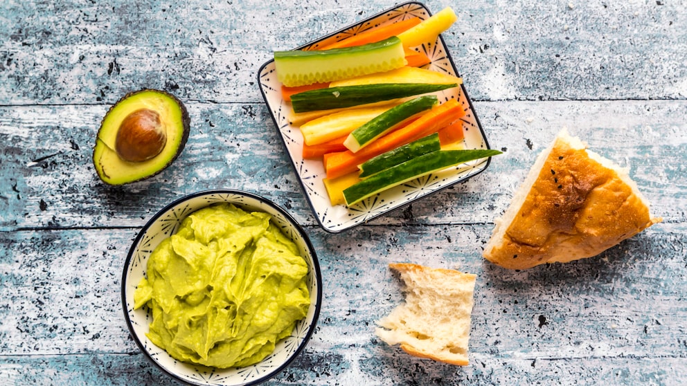 Avokado, Gemüsestick und Brot auf einem Tisch