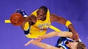 Die Baskeballer Kobe Bryant und Dirk Nowitzki kämpfen um den Ball