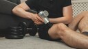 Massagepistolen liegen dieses Jahr bestimmt häufiger unterm Weihnachtsbaum. Laien sollten allerdings sehr vorsichtig sein damit.