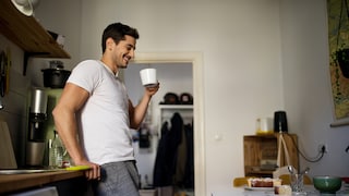Junger Mann trinkt Kaffee