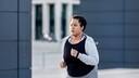 Eine &uuml;bergewichtige Frau beim Joggen