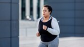 Eine übergewichtige Frau beim Joggen