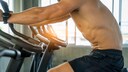 Mann auf Ergometer