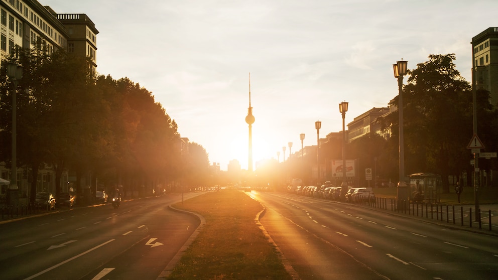 Der Berliner Fernsehturm bei Sonnenuntergang