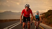 Eine Frau und ein Mann beim Rennradfahren