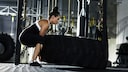 Frau trainiert im Gym