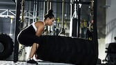 Frau trainiert im Gym