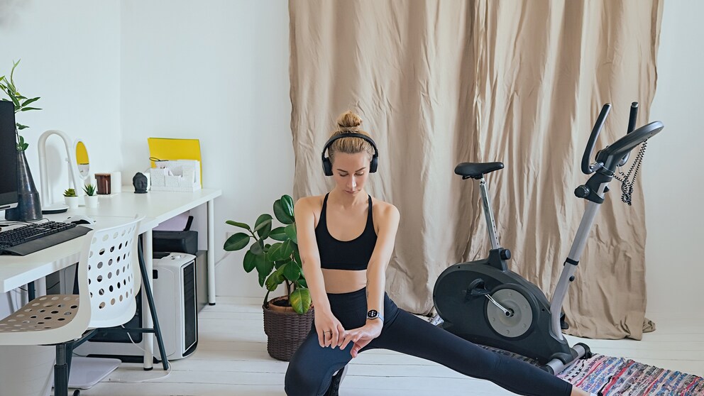 Frau im Home Gym