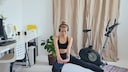 Frau im Home Gym