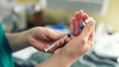 Corona Impfung: Ein Arzt zieht eine Spritze auf mit einem Impfmittel gegen das Coronavirus
