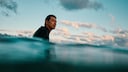 Surfer im Ozean wartet auf Welle