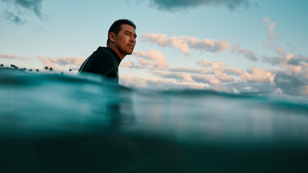 Surfer im Ozean wartet auf Welle