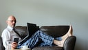 Mann im Schlafanzug im Homeoffice