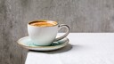 Kaffee Herzinfarkt: Eine Tasse Kaffee am Tischrand