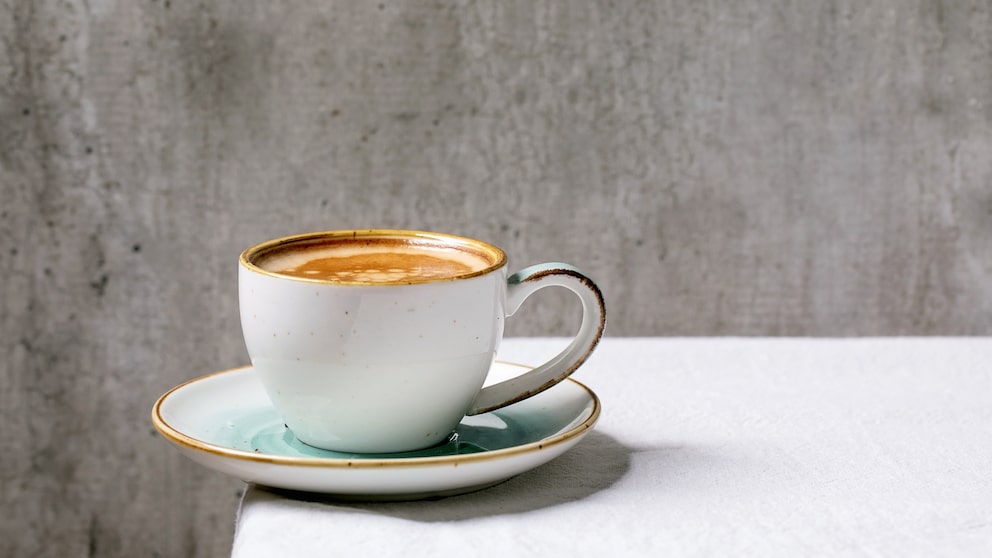 Kaffee Herzinfarkt: Eine Tasse Kaffee am Tischrand