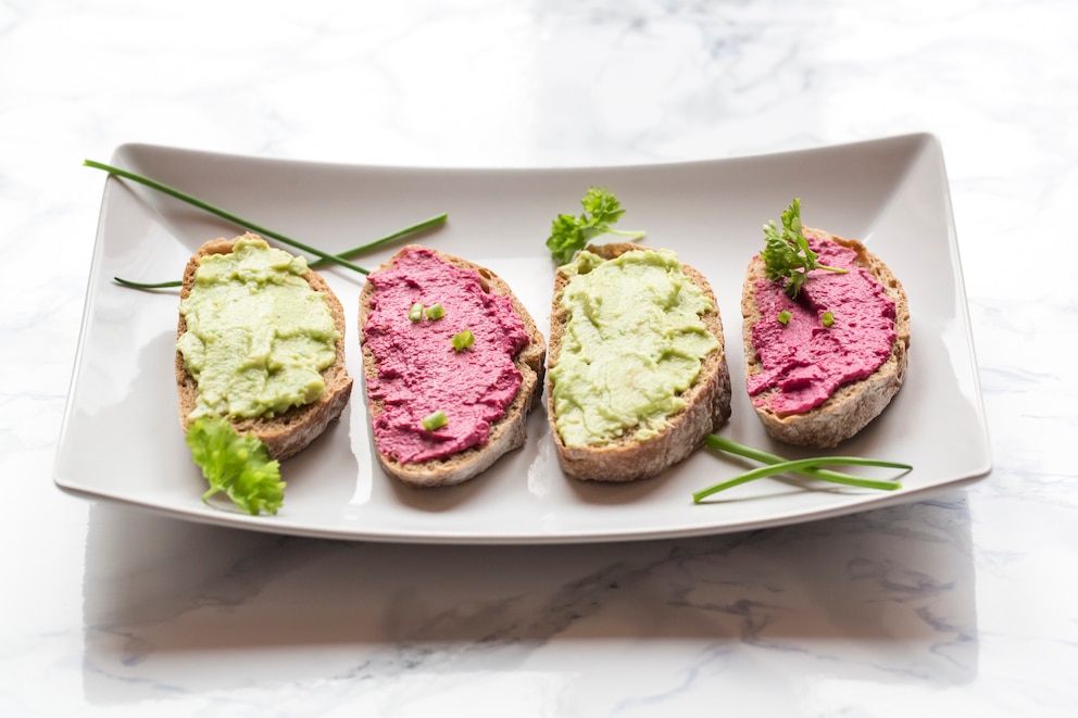 Lecker und gesund: Brotscheiben mit Avocadocreme und Rote-Bete-Meerettich-Aufstrich 