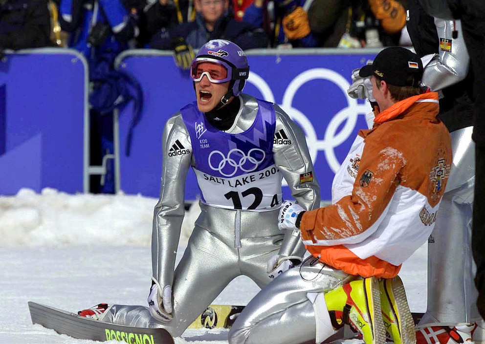 Im Februar 2002 feiern Martin Schmitt (l.) und Sven Hannawald die Goldmedaille im Team bei Olympia in Salt Lake City