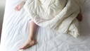 Frau in Schlafparalyse