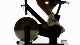 Mann auf dem Ergometer