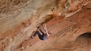 Frau klettert an rotem Felsen in Australien