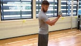 Bizeps-Curls mit der Kurzhantel – Personal Trainer Erik Jäger zeigt die optimale Ausführung