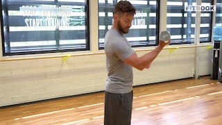 Bizeps-Curls mit der Kurzhantel – Personal Trainer Erik Jäger zeigt die optimale Ausführung