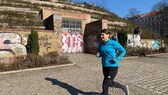 Frau joggt