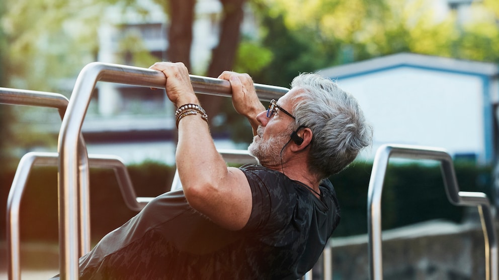 Mann macht Inverted Rows
