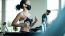 Frau mit Maske beim Sport