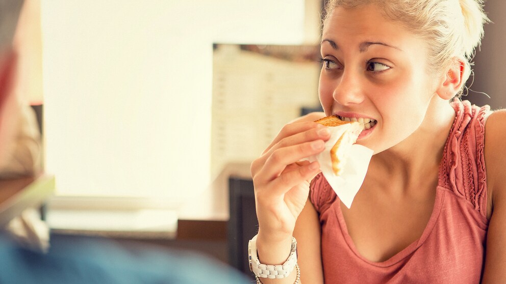 Frau beim Essen