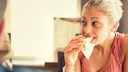 Frau beim Essen