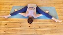 Bei der Asana Kurmasana klappt man sich regelrecht zusammen und ist sich selbst ganz nah. Die Übung bringt erfordert ein hohes Maß an Beweglichkeit.