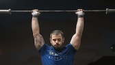 Crossfit-Star Mat Fraser stemmt eine Langhantel in die Höhe