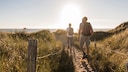 Zwei Wanderer auf einem Dünen-Pfad