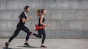 Ein Mann und eine Frau joggen zusammen