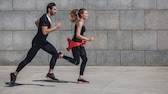Ein Mann und eine Frau joggen zusammen