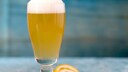 Alkoholfreies Bier und Zitrone