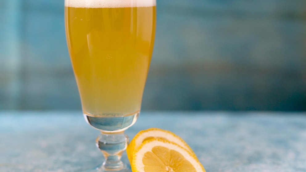 Alkoholfreies Bier und Zitrone