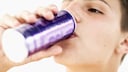 Kind trinkt Energy Drink