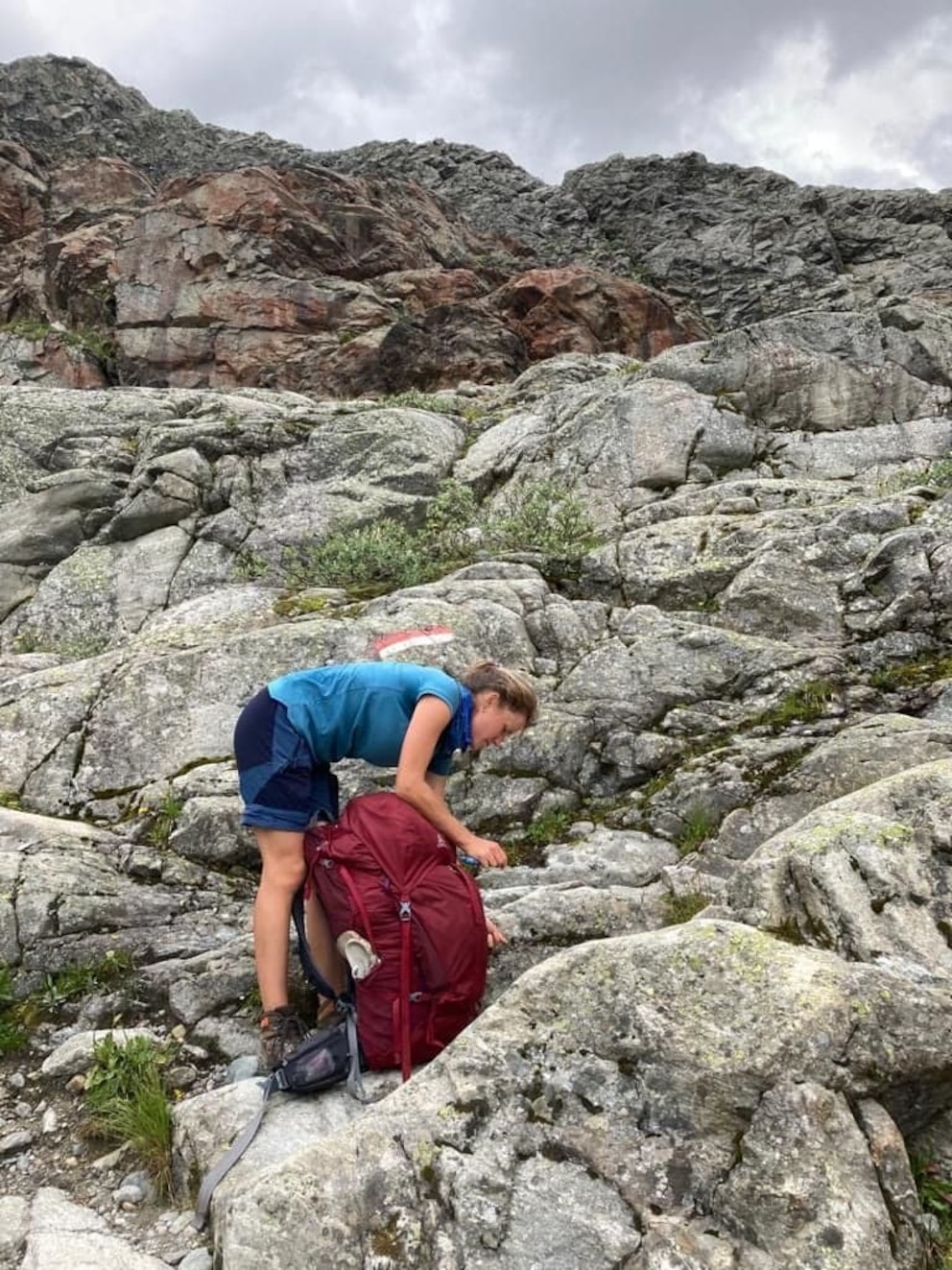 Marcia Hapig mit großem Rucksack auf Alpenüberquerung