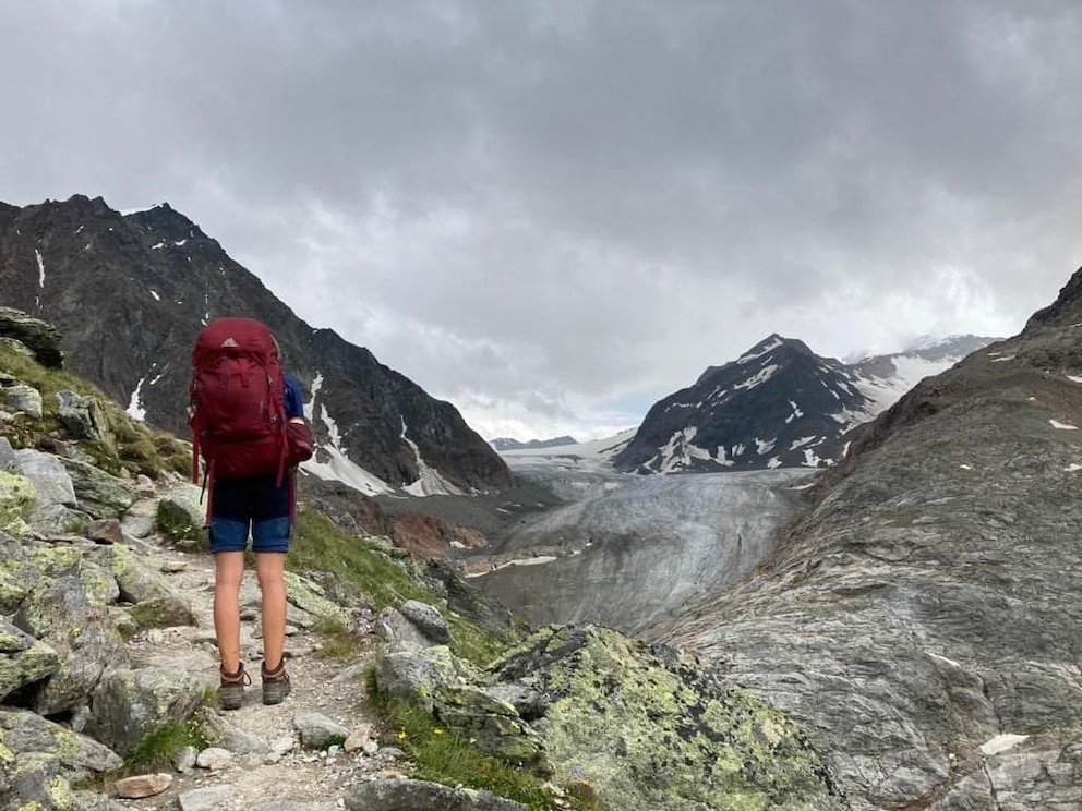 Marcia Hapig blickt auf den Gletscher