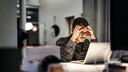 Besser konzentrieren: Mann bei der Arbeit