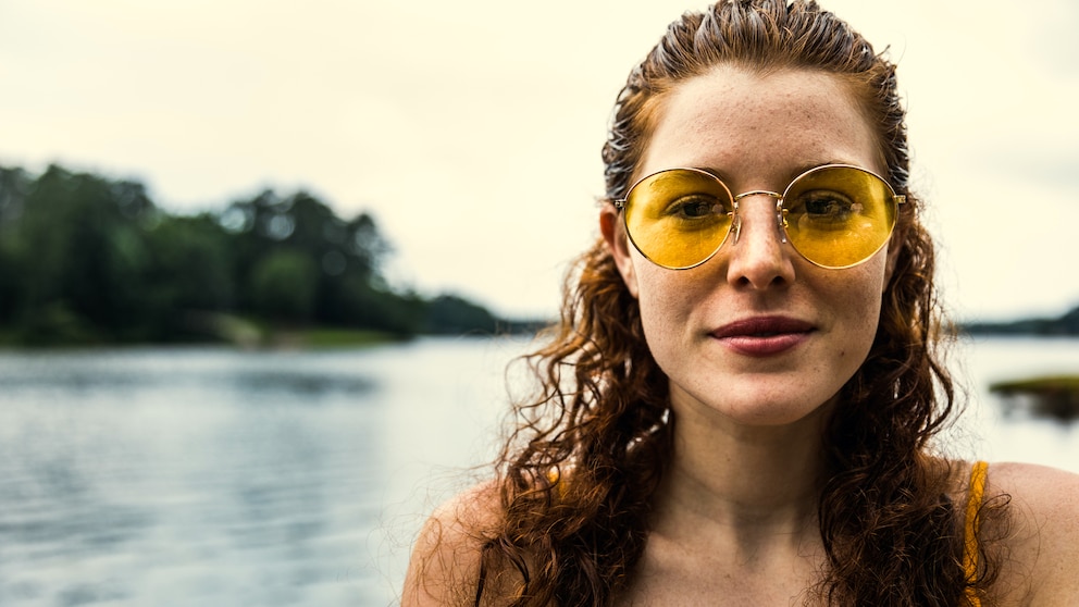 Frau mit Sonnenbrille; Brillen: Tönung und Filter