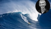 Ein Surfer reitet eine riesige Welle