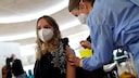 mRNA-Impfstoffe: Eine Frau wird von einer Ärztin geimpft