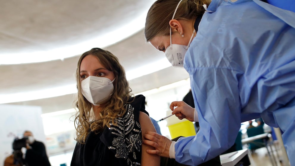 mRNA-Impfstoffe: Eine Frau wird von einer Ärztin geimpft