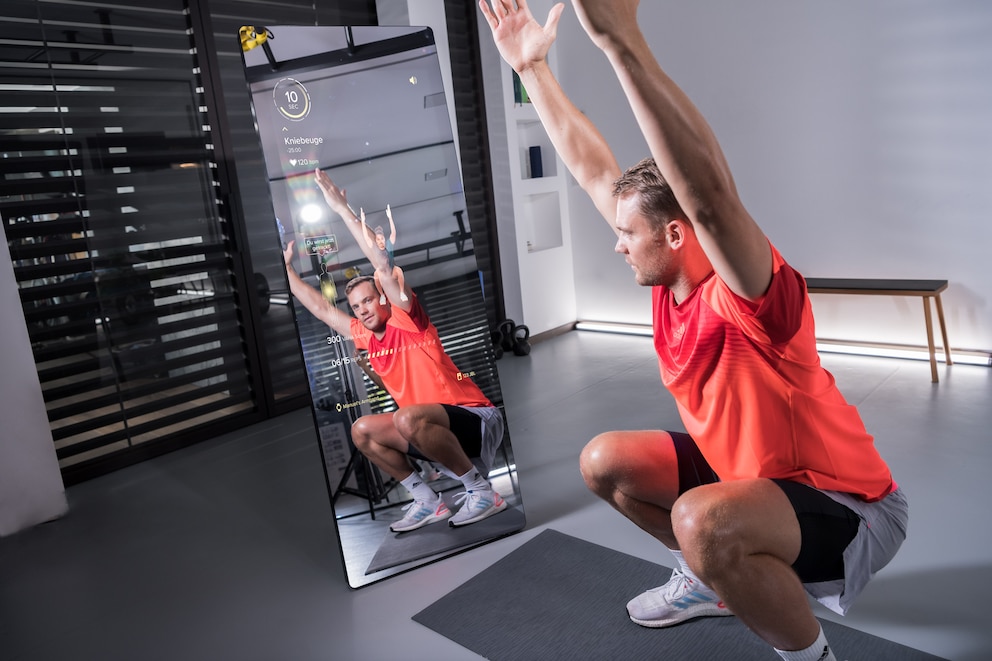 Manuel Neuer macht eine tiefe Kniebeuge